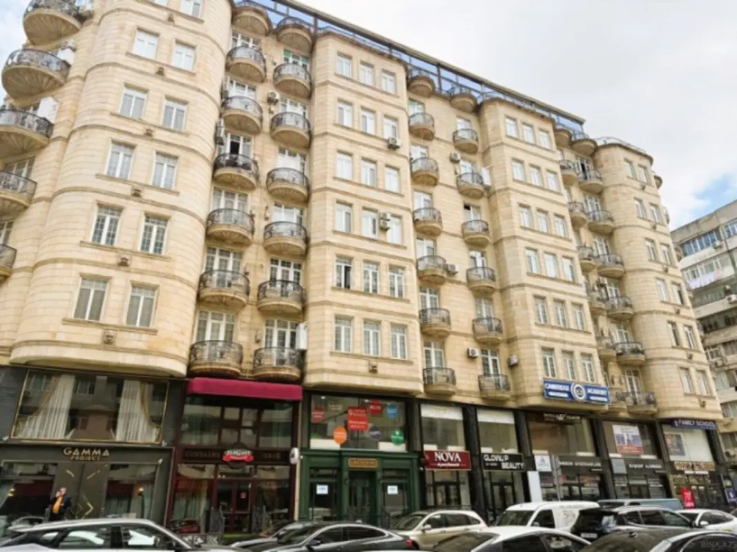 Satılır 5 otaqlı mənzil 245 m²