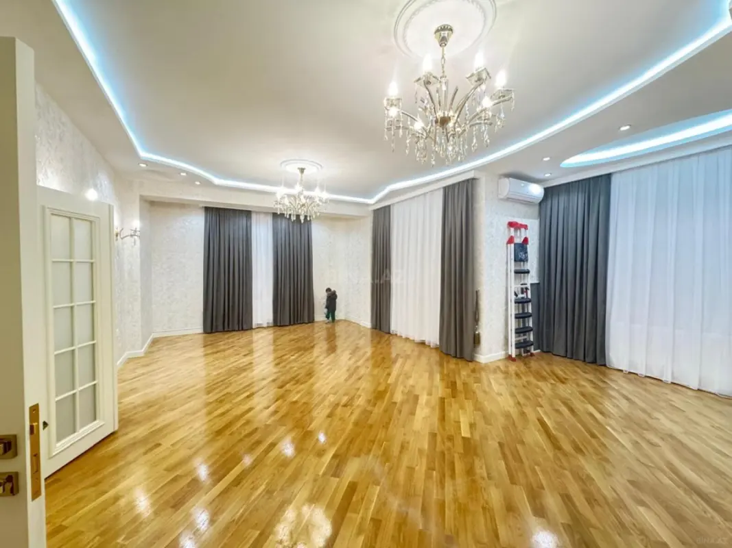 Satılır 4 otaqlı mənzil 156 m²