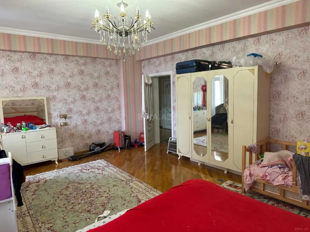 Satılır 4 otaqlı mənzil 150 m²