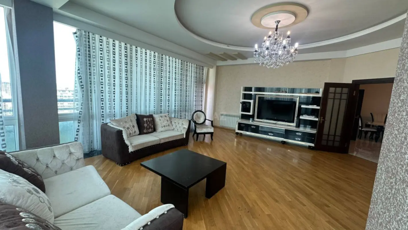 Kirayə verilir 4 otaqlı mənzil 235 m²