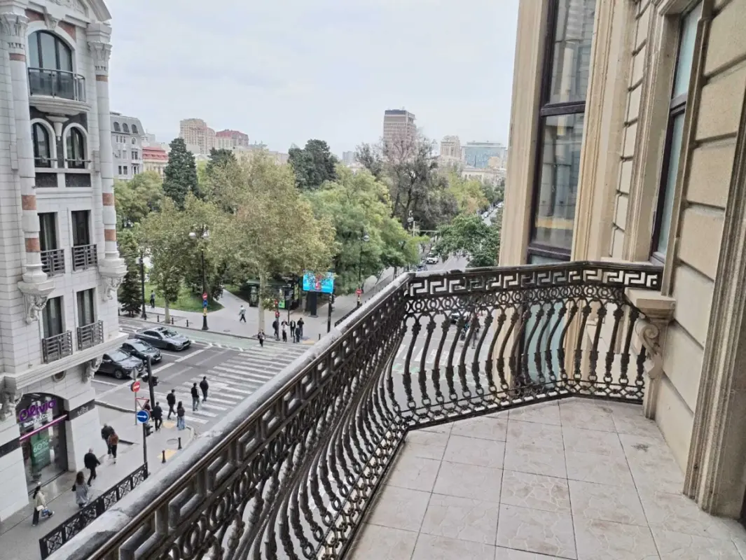 Kirayə verilir 4 otaqlı mənzil 180 m²
