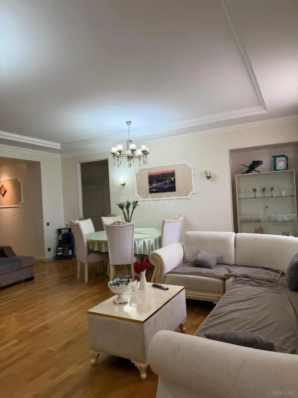 Satılır 3 otaqlı mənzil 175 m²