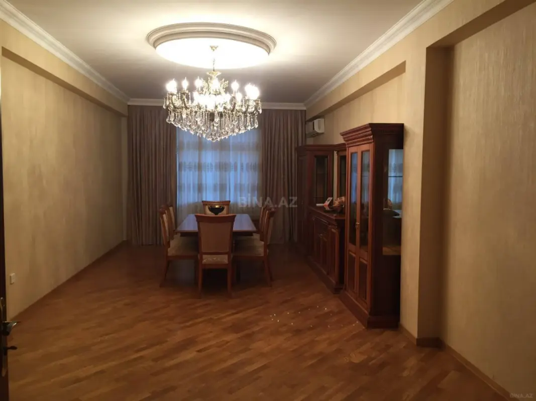 Satılır 3 otaqlı mənzil 135 m²