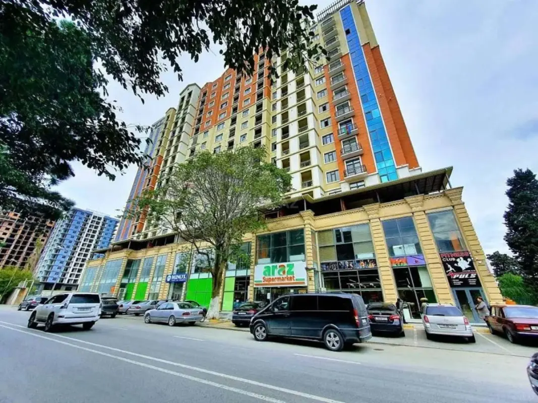 Satılır 4 otaqlı mənzil 175 m²