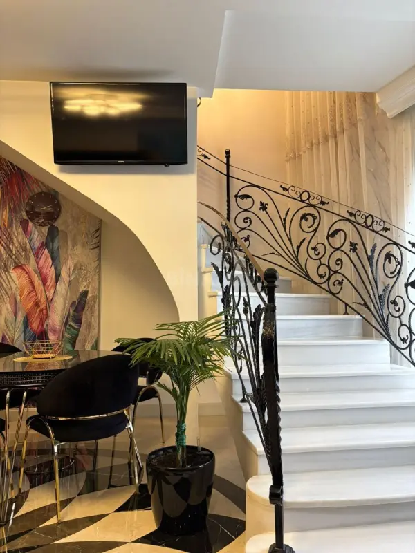 Satılır 4 otaqlı mənzil 180 m²
