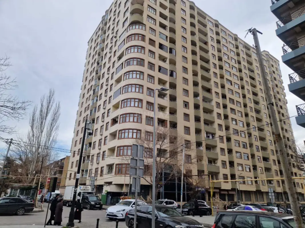 Satılır 4 otaqlı mənzil 180 m²