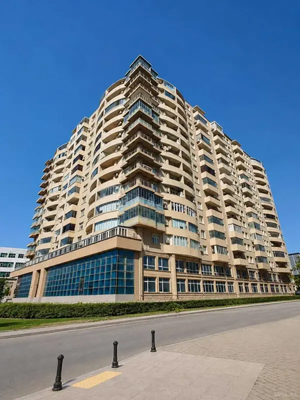 Satılır 2 otaqlı mənzil 105 m²