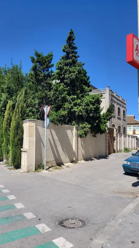 Satılır 14 otaqlı həyət evi 612.5 m²