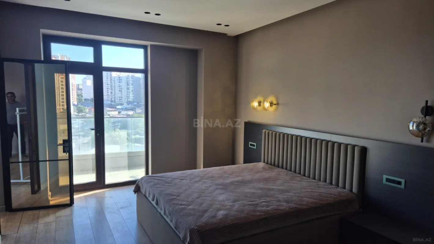 Satılır 4 otaqlı mənzil 205 m²