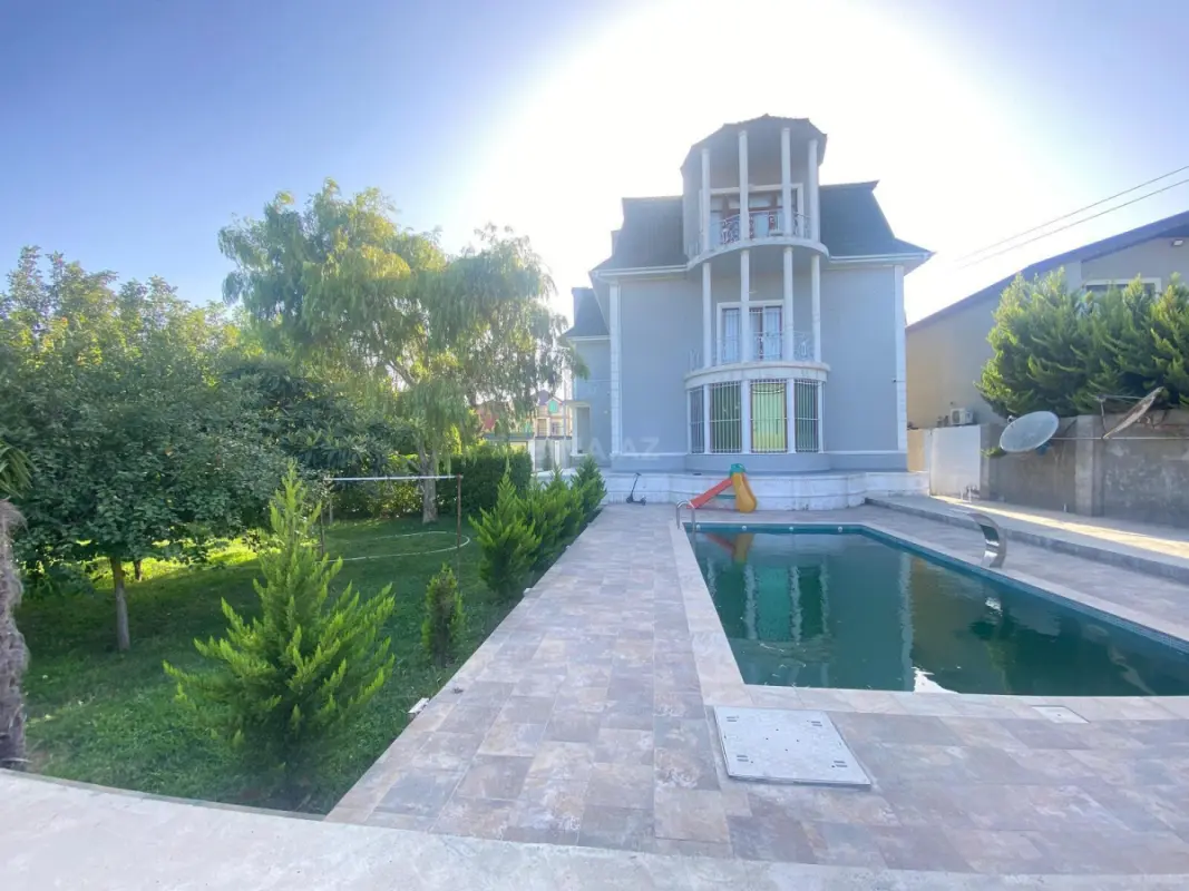 Satılır 7 otaqlı həyət evi 580 m²