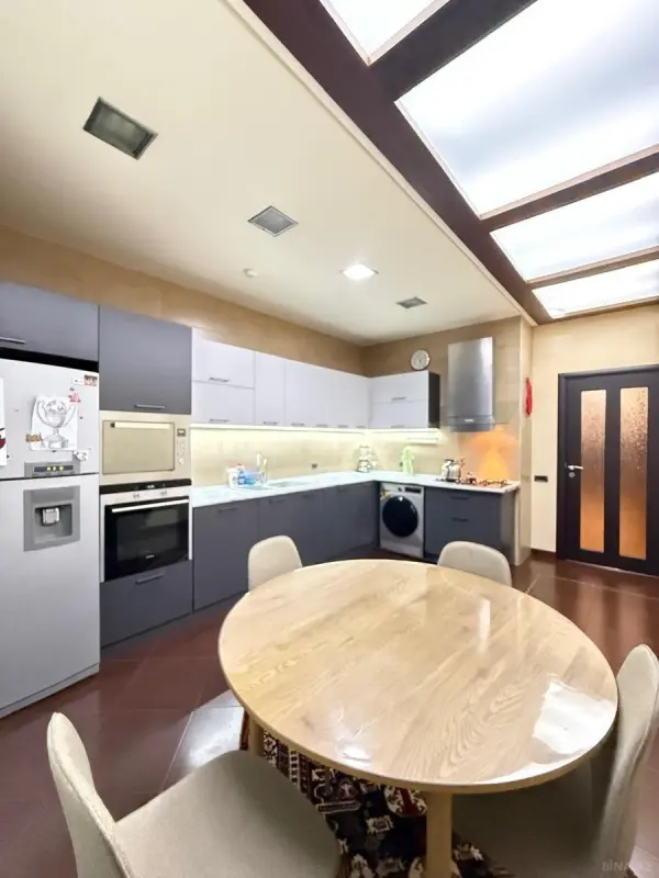 Satılır 4 otaqlı mənzil 209 m²