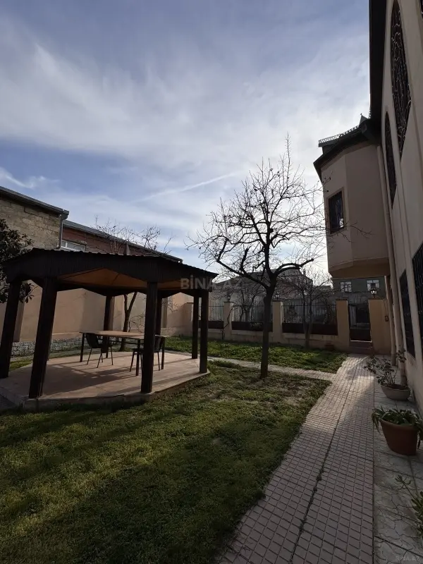 Satılır 7 otaqlı həyət evi 300 m²