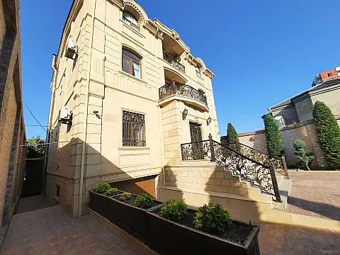 Satılır 10 otaqlı həyət evi 576 m² — Bakı 10 otaq 576.00 m²