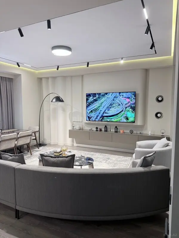 Satılır 3 otaqlı mənzil 131 m²