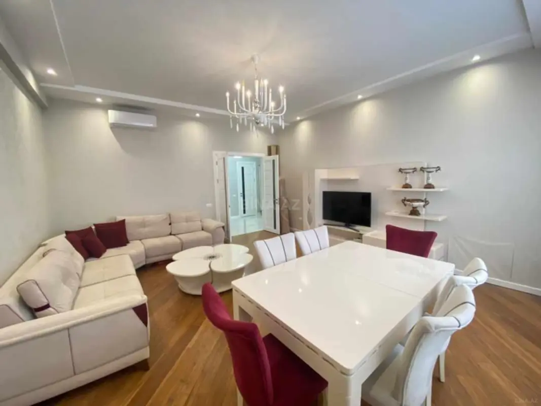 Kirayə verilir 2 otaqlı mənzil 111 m²