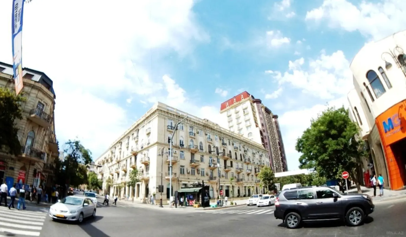 Satılır 6 otaqlı mənzil 220 m²