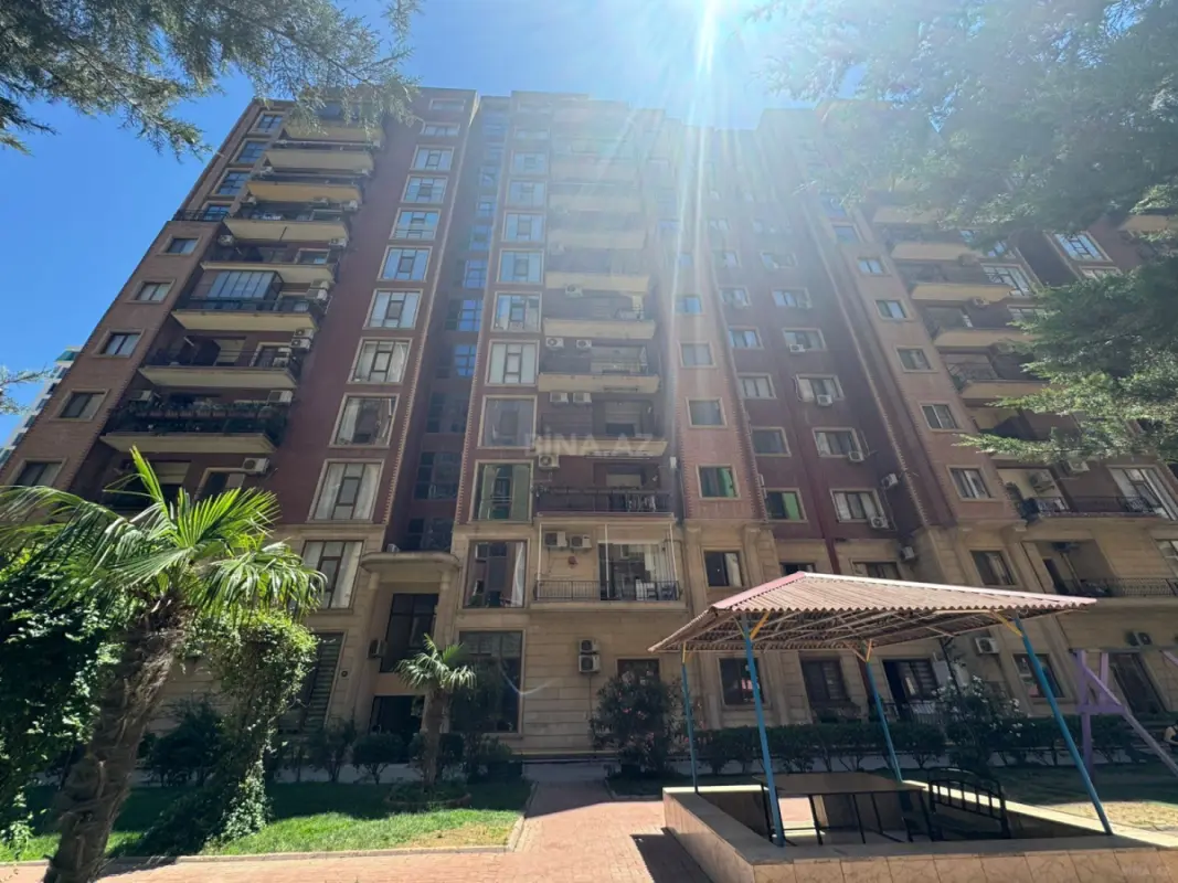Satılır 4 otaqlı mənzil 180 m²