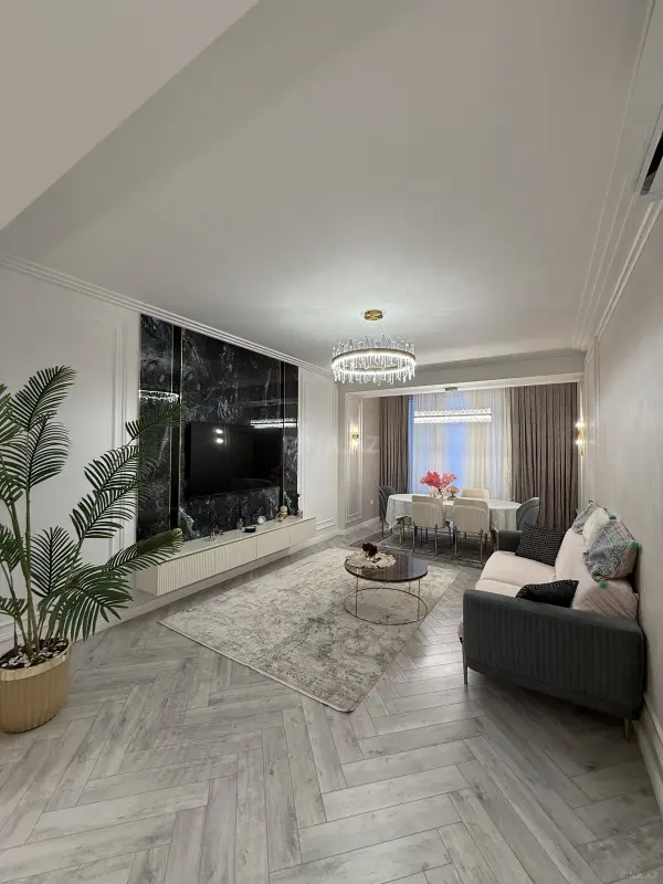 Satılır 4 otaqlı mənzil 180 m²