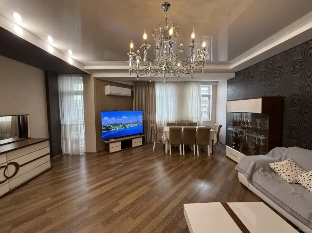 Satılır 4 otaqlı mənzil 190 m²