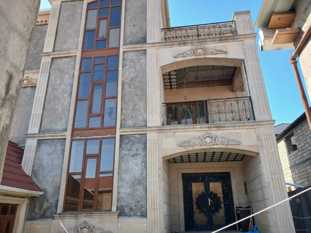 Satılır 10 otaqlı həyət evi 510 m²