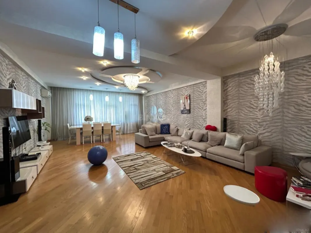 Satılır 5 otaqlı mənzil 202 m²