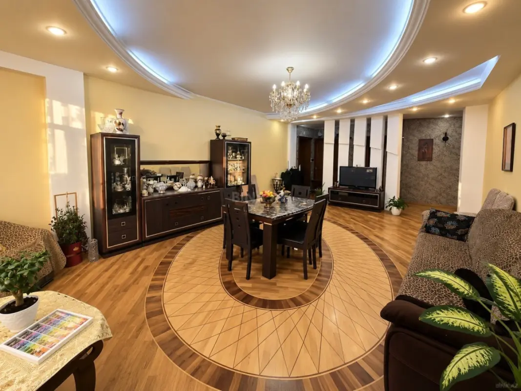 Satılır 3 otaqlı mənzil 135 m²
