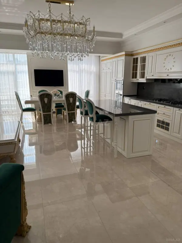 Satılır 5 otaqlı mənzil 330 m²
