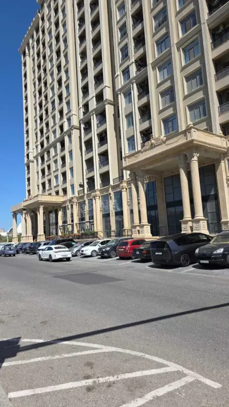 Satılır 4 otaqlı mənzil 171 m²