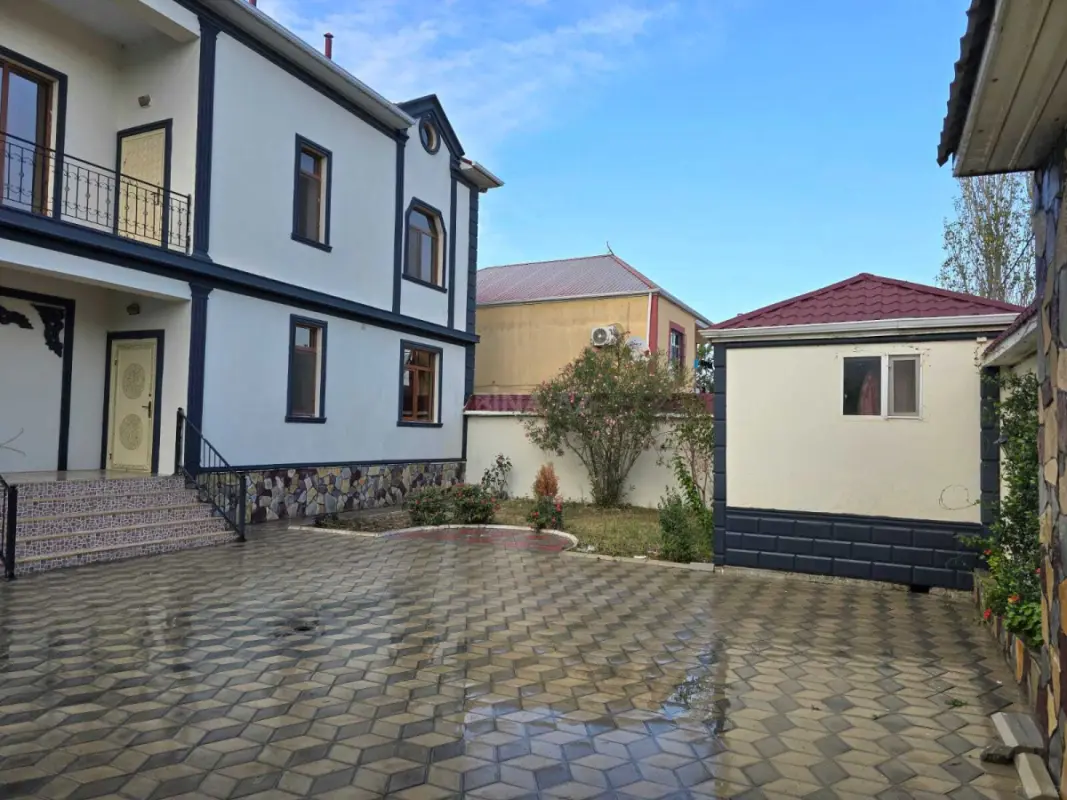 Satılır 7 otaqlı həyət evi 380 m²