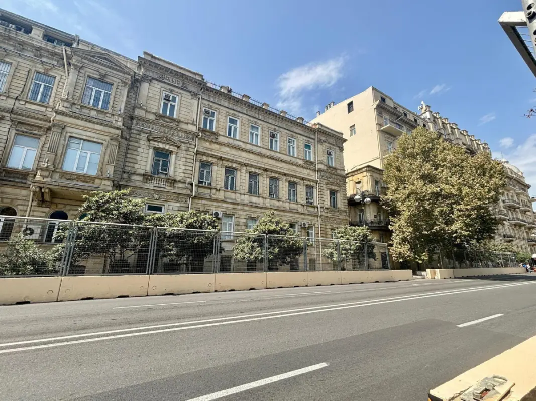 Satılır 3 otaqlı mənzil 130.7 m²
