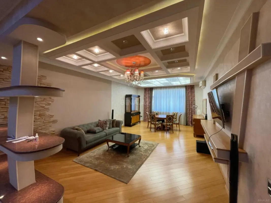Satılır 4 otaqlı mənzil 190 m²