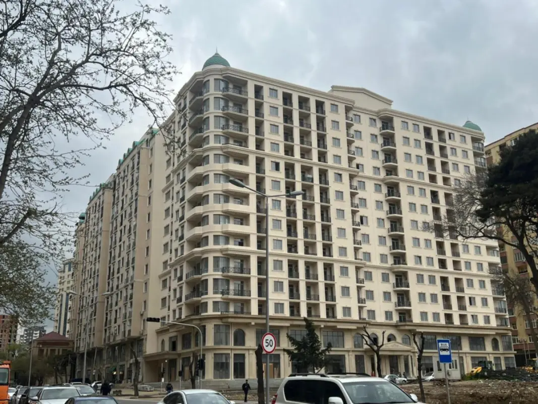 Satılır 4 otaqlı mənzil 167 m²