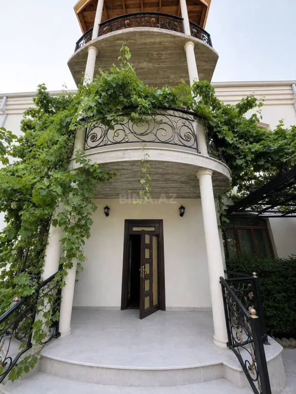 Satılır 5 otaqlı həyət evi 241 m²