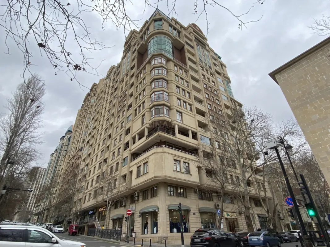 Satılır 4 otaqlı mənzil 300 m²