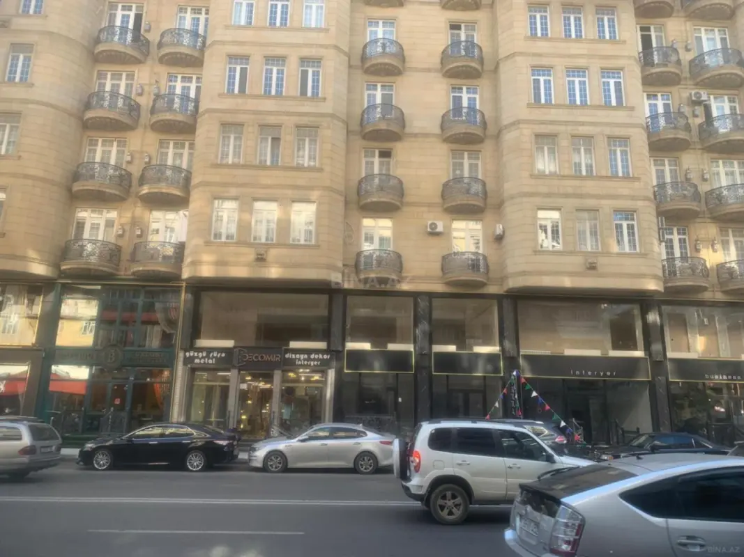 Satılır obyekt 371 m²