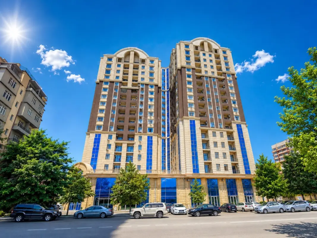 Satılır 4 otaqlı mənzil 182 m²
