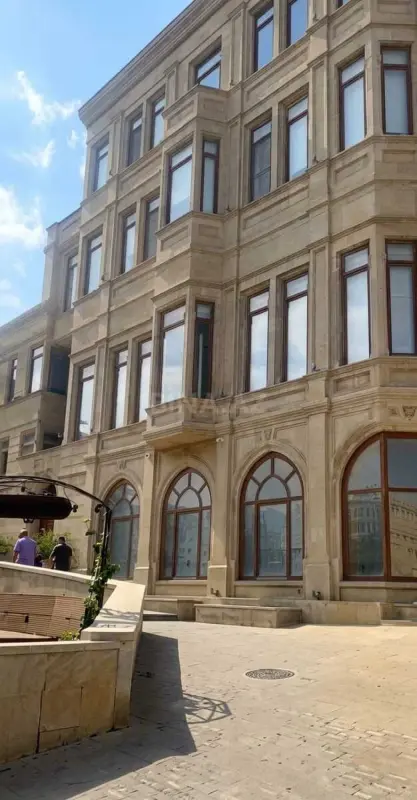 Satılır obyekt 300 m²