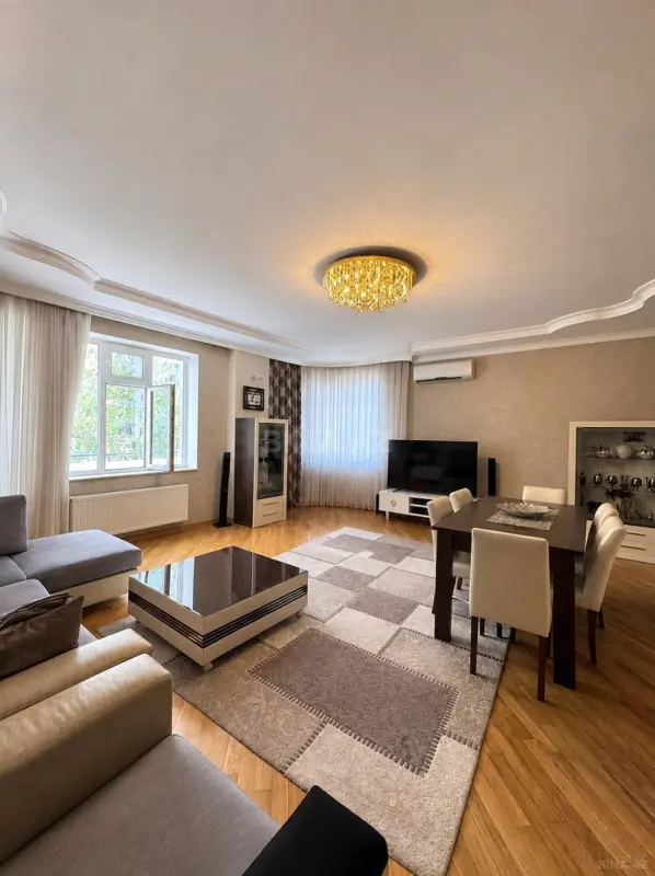 Satılır 4 otaqlı mənzil 205 m²