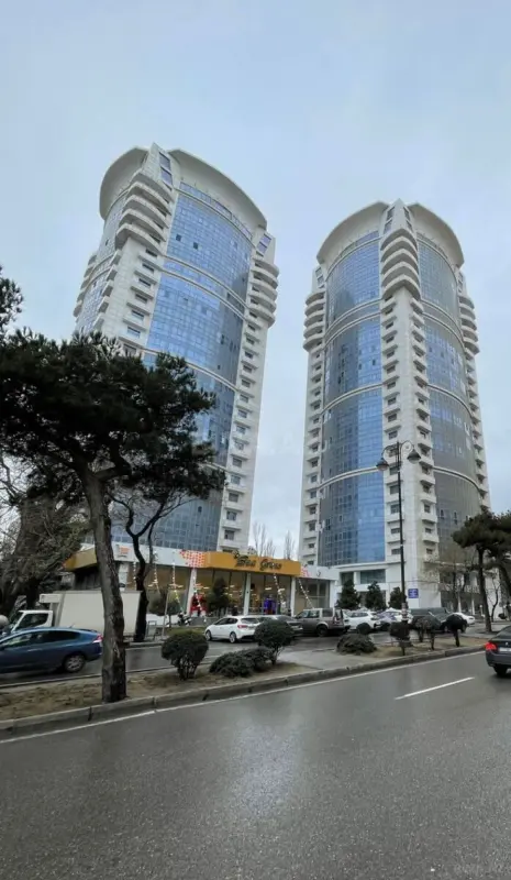 Satılır 4 otaqlı mənzil 239 m²