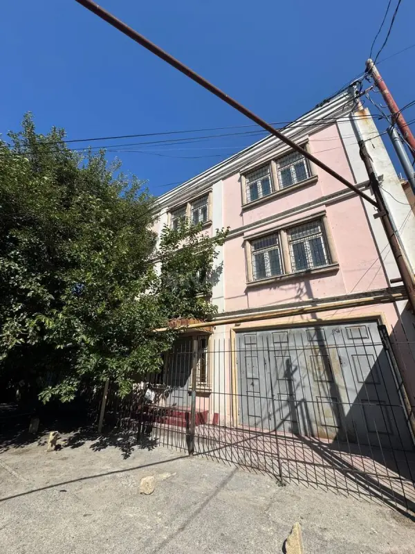 Satılır 12 otaqlı həyət evi 480 m²