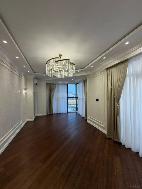 Satılır 3 otaqlı mənzil 121 m²