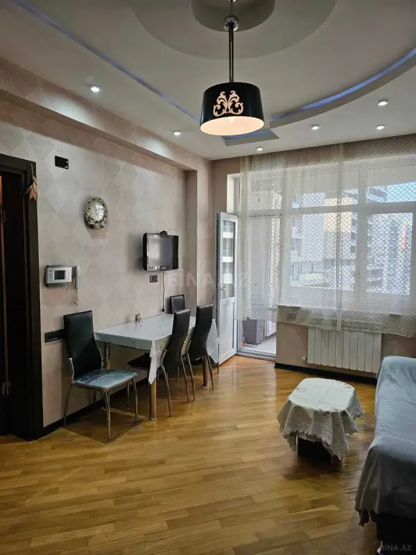 Kirayə verilir 2 otaqlı mənzil 101 m²