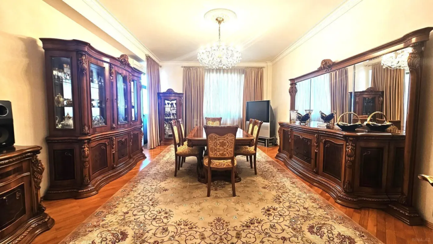 Satılır 5 otaqlı mənzil 200 m²