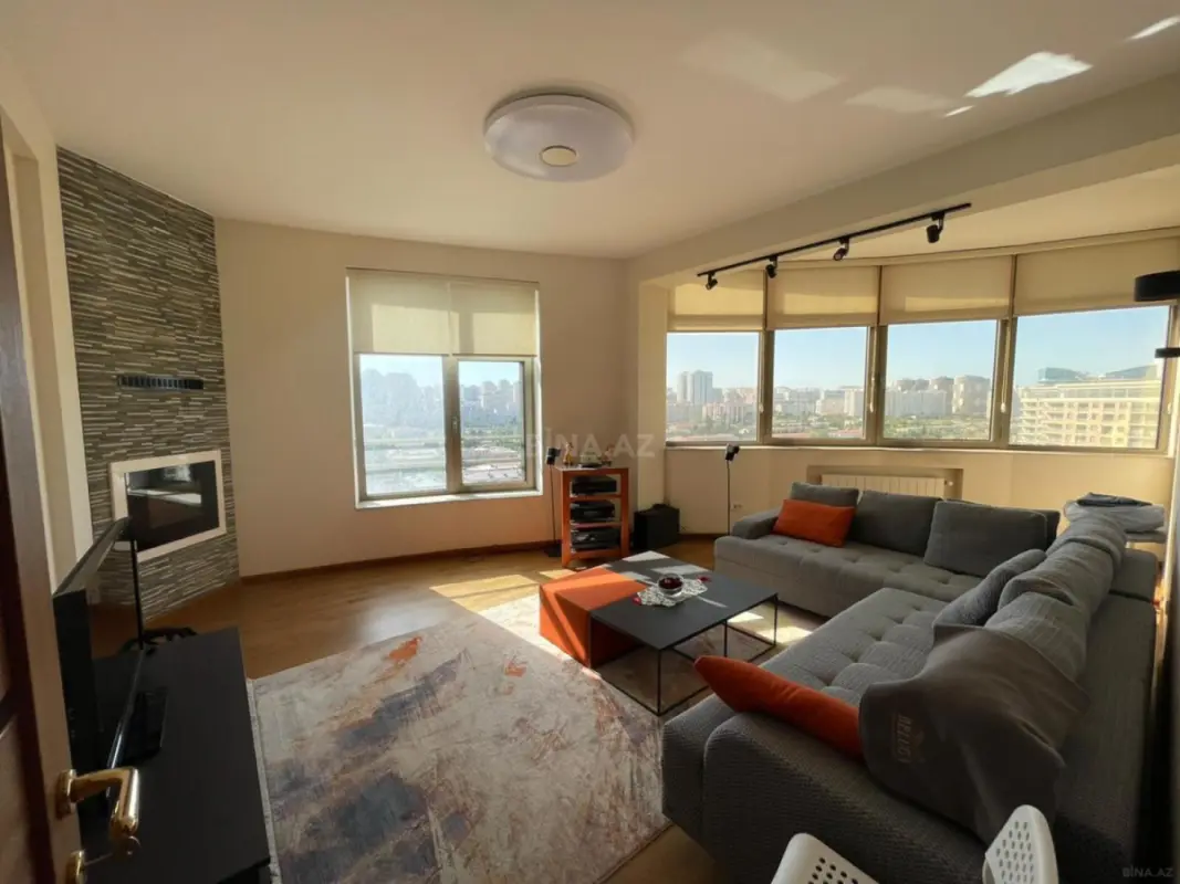 Satılır 4 otaqlı mənzil 220 m²