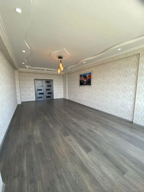 Satılır 4 otaqlı mənzil 180 m²