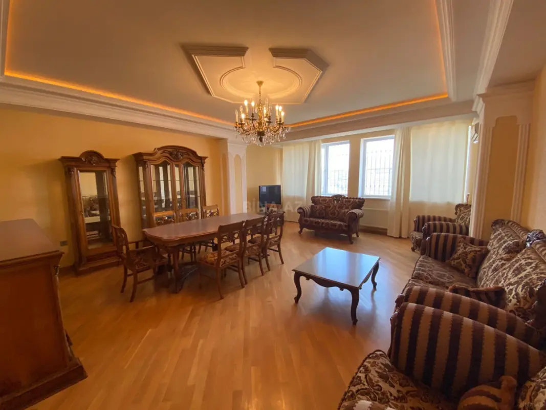 Satılır 4 otaqlı mənzil 211 m²