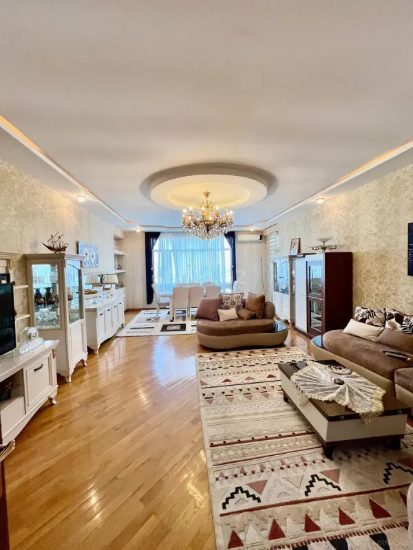 Satılır 4 otaqlı mənzil 200 m²