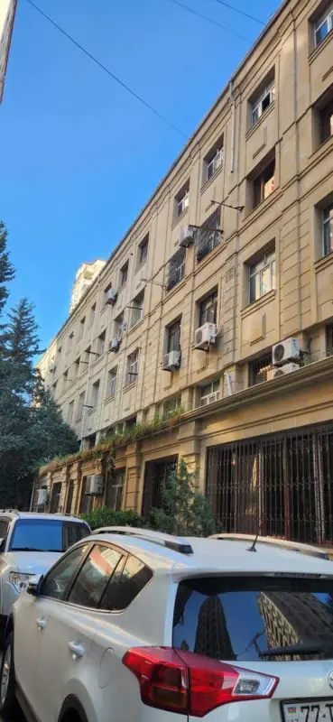 Satılır 5 otaqlı mənzil 145 m²