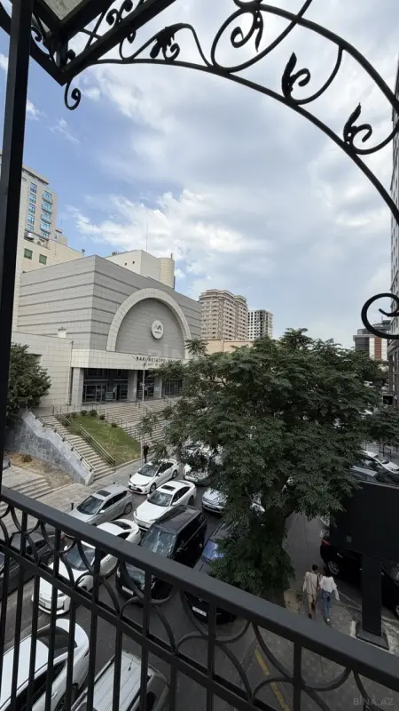 Kirayə verilir 5 otaqlı mənzil 240 m²