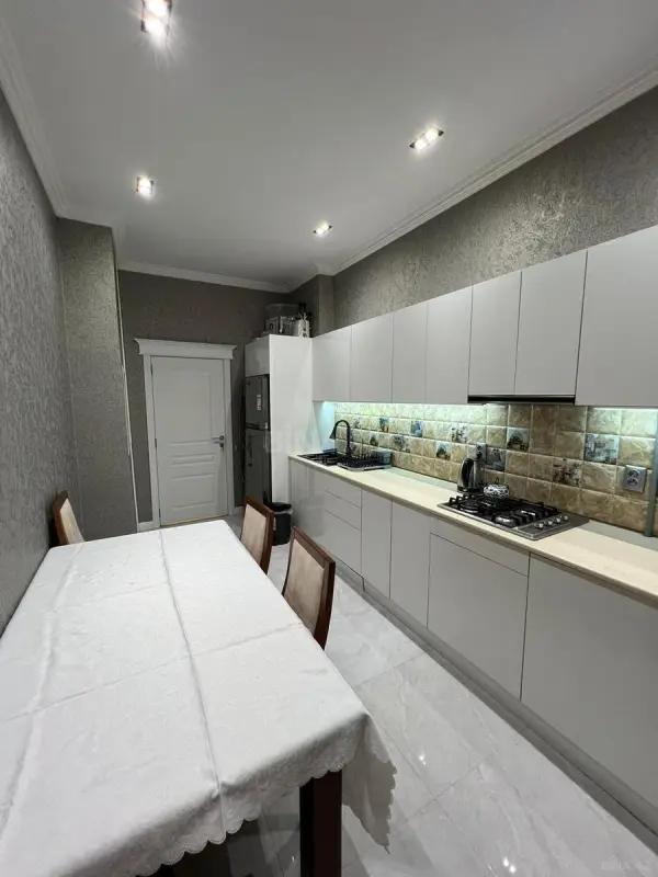 Satılır 4 otaqlı mənzil 175 m²